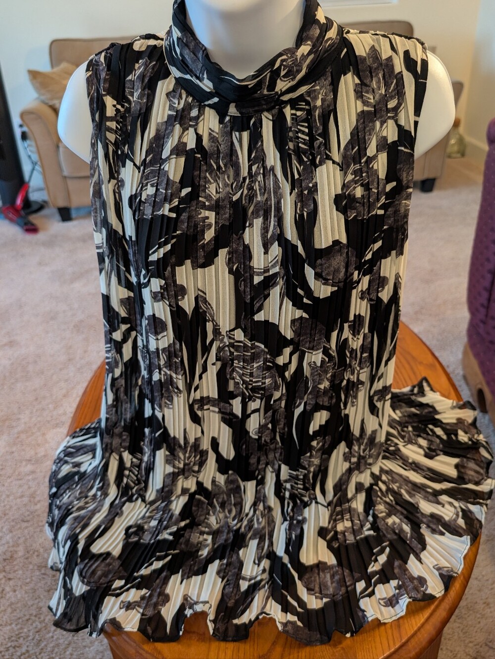 Adrianna Papell Black and White Pleated Sleeveless Blouse, Size XL - NEW